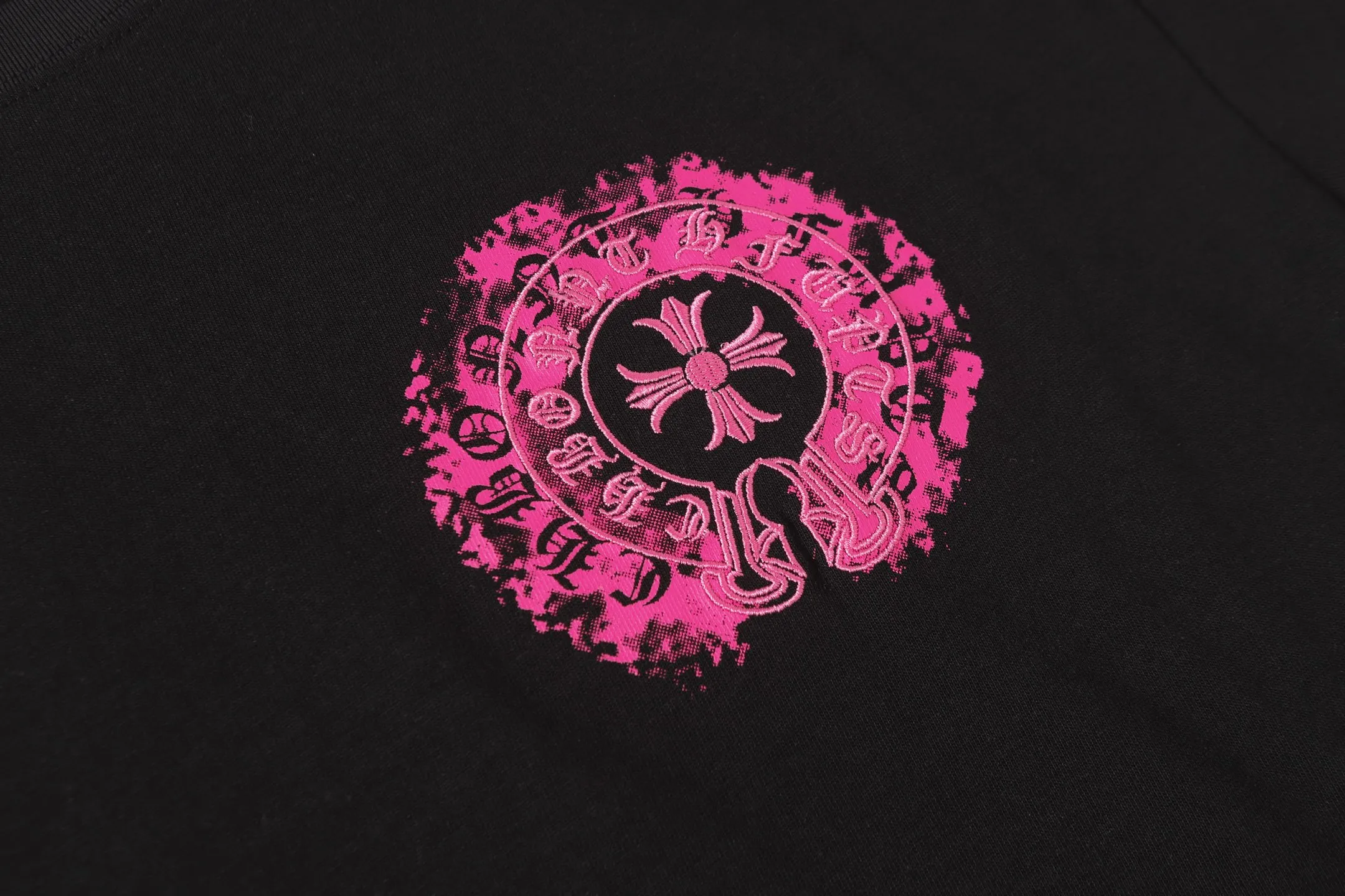 P170 Chrome Hearts CH Chrome Hearts Sanskrit horseshoe embroidered short-sleeved T-shirt. Printed by direct injection imported machine. Hardware accessories are all milled and customized. Correct configuration. Black 2025 Chrome Hearts authentic packaging. 280 grams of custom-dyed double yarn cotton. Large version. Loose and stylish. Different from lower versions, slim and long version with upper body and hip stretch. 100% commitment: top quality. Not fast food. The highest version on the market. Top quality - different from ordinary versions on the market. If you care about quality, you should also respect the price. Absolutely 0 after-sales service and 0 return rate so far. It’s hard not to love the style - 280g double yarn cotton custom dyed fabric - Correct high-density main mark, washed tag, hand-sewn